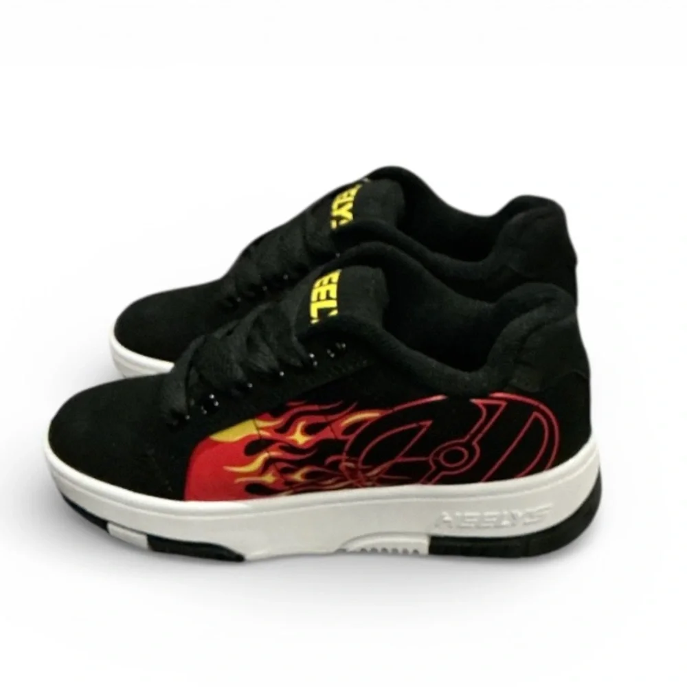 New authentic Heelys Signature designer Pro skate sneakers sz boys 2 display